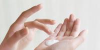 Pukotine na prstima: u čemu je problem i kako ga iskorijeniti?