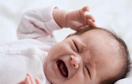Novorođenče se budi glasno plačući