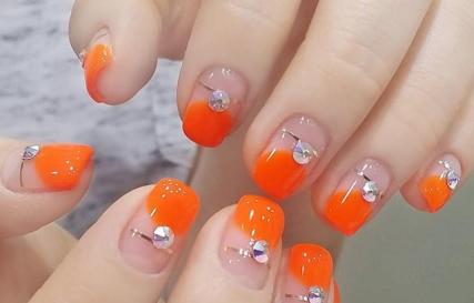 Manicura naranja: elegantes uñas naranjas.